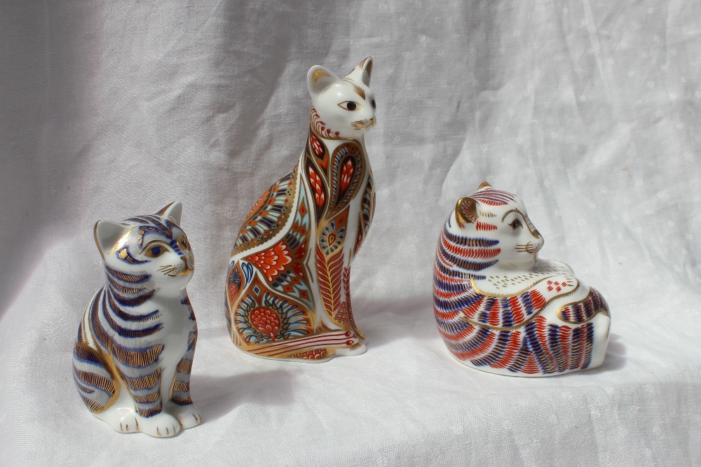 Three Royal Crown Derby porcelain paperweights in the form of cats in various poses - Bild 2 aus 3