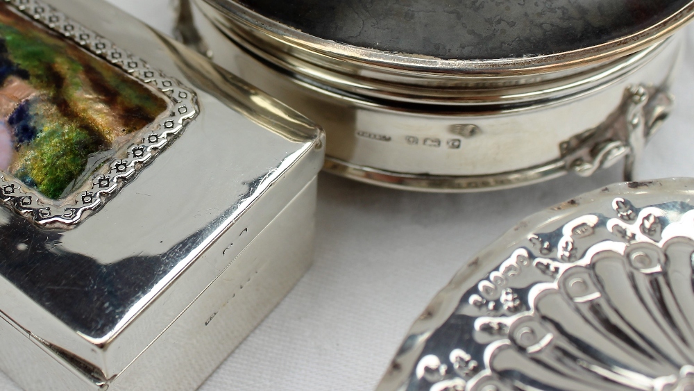 A George V silver and tortoiseshell trinket box of circular form on three splayed legs, Birmingham, - Image 3 of 5