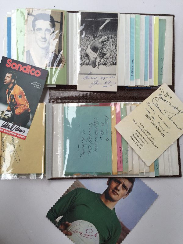 Football - Autographs of Welsh footballers including Ivor Allchurch, Alf Sherwood, George Edwards,