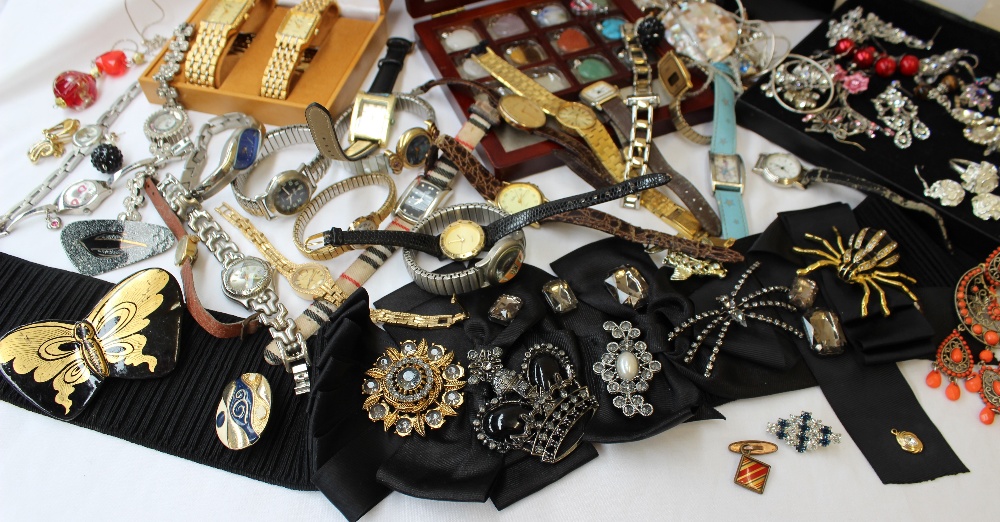 A large quantity of costume jewellery including watches, necklaces, brooches, pendants, earrings, - Image 3 of 6