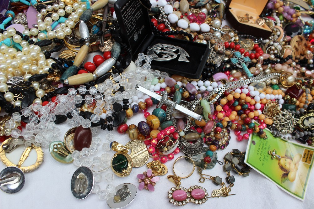 A large quantity of costume jewellery including necklaces, brooches, rings, bead necklaces, bangles, - Image 3 of 6