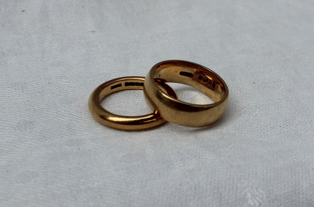 A 22ct gold wedding band, approximately 9 grams, size O 1/2,
