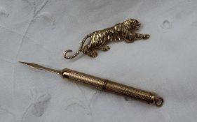 A 9ct yellow gold brooch in the form of a tiger,