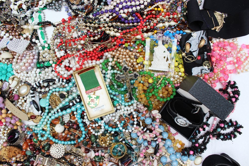 A large quantity of costume jewellery including necklaces, brooches, rings, bead necklaces, bangles, - Image 5 of 6