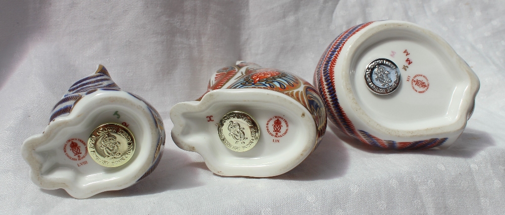 Three Royal Crown Derby porcelain paperweights in the form of cats in various poses - Bild 3 aus 3