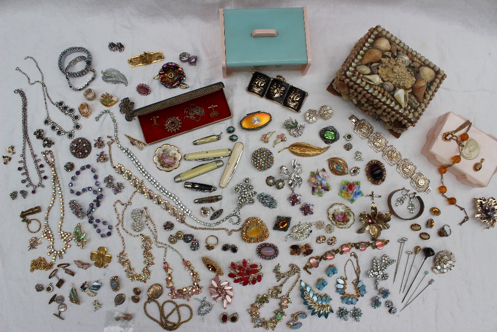 Assorted costume jewellery including necklaces, hat pins, cufflinks, earrings, penknives, brooches, - Bild 2 aus 6