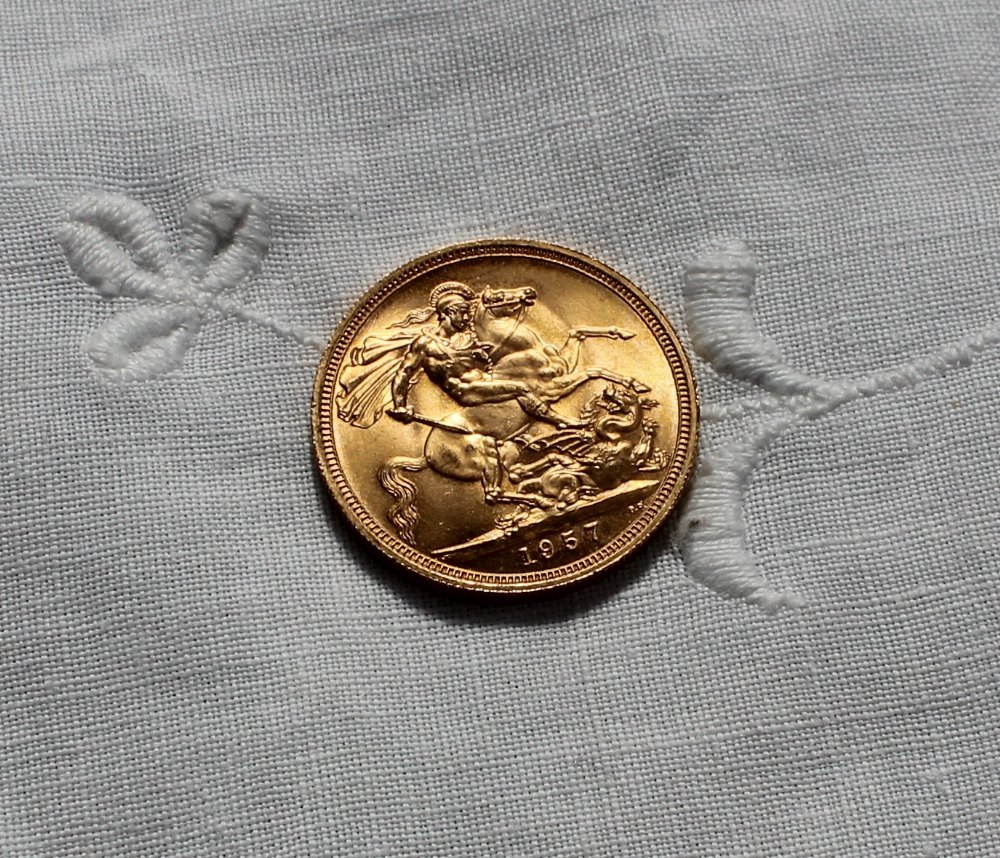 An Elizabeth II gold sovereign dated 1957 - Image 2 of 2