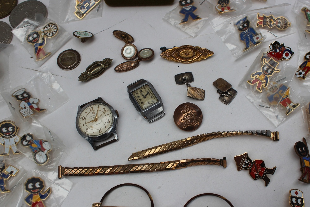 Assorted bank notes, together with Robertson gollywog badges, assorted crowns, tie pin, glasses, - Image 3 of 6