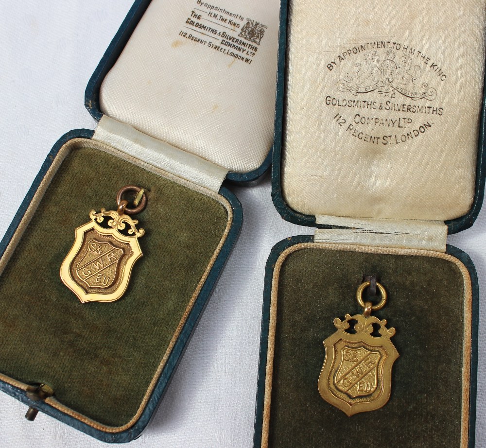 A pair of 9ct medallions, of shield shape with the letters G.W.R. S & E.U. - Bild 2 aus 2