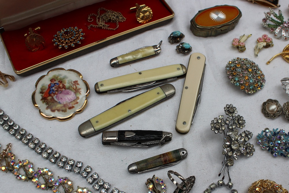 Assorted costume jewellery including necklaces, hat pins, cufflinks, earrings, penknives, brooches, - Bild 4 aus 6