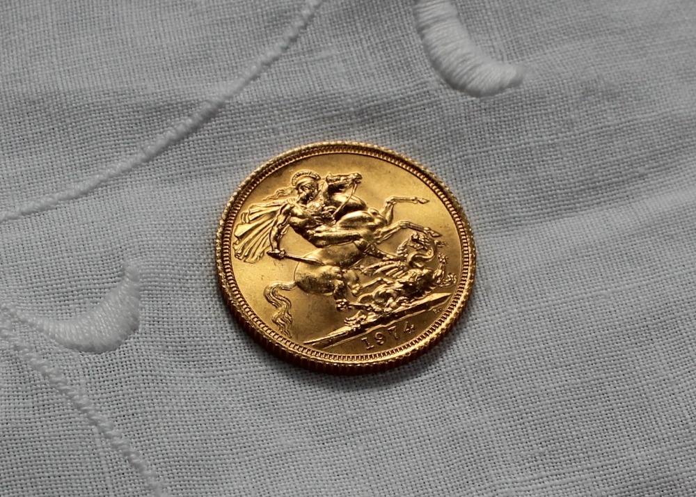 An Elizabeth II gold sovereign dated 1974 - Image 2 of 2