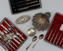 An Elizabeth II silver shell dish, Birmingham, 1972, together with a silver trinket box,