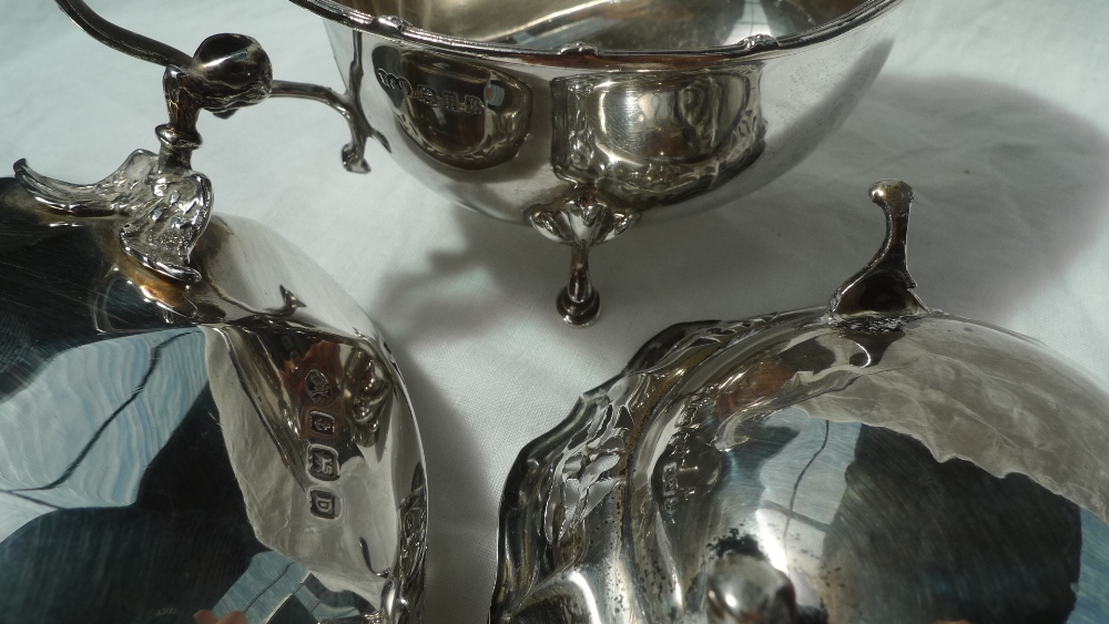 A George V silver sauce boat with a flower head and line rim on three shell capped legs and pad - Image 4 of 5