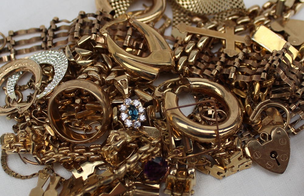Assorted 9ct yellow gold items including necklaces, earrings, rings, bracelets etc,