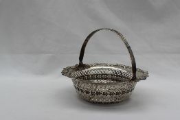 An Edward VII silver swing handled pierced bowl, decorated with flowerheads and leaves, Birmingham,