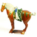 FIGURA DE CABALLO oriental en estuco esmaltado. Altura: 38 cm.