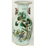 JARRÓN en porcelana oriental con decoración de figuras. Altura. 43 cm.