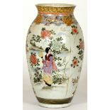 JARRÓN AÑOS 20 en porcelana oriental con decoración de flores y geishas. Altura: 36 cm.