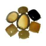 BROCHE de distintas piedras duras en tonos suaves. Medidas: 8x8 cm. aprox.