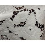 MANTEL Bordado richelieu color marfil. Medidas: 180x160 cm.