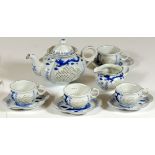 JUEGO DE CAFÉ en porcelana oriental con decoración de dragones en azul cobalto. Compuesto de: