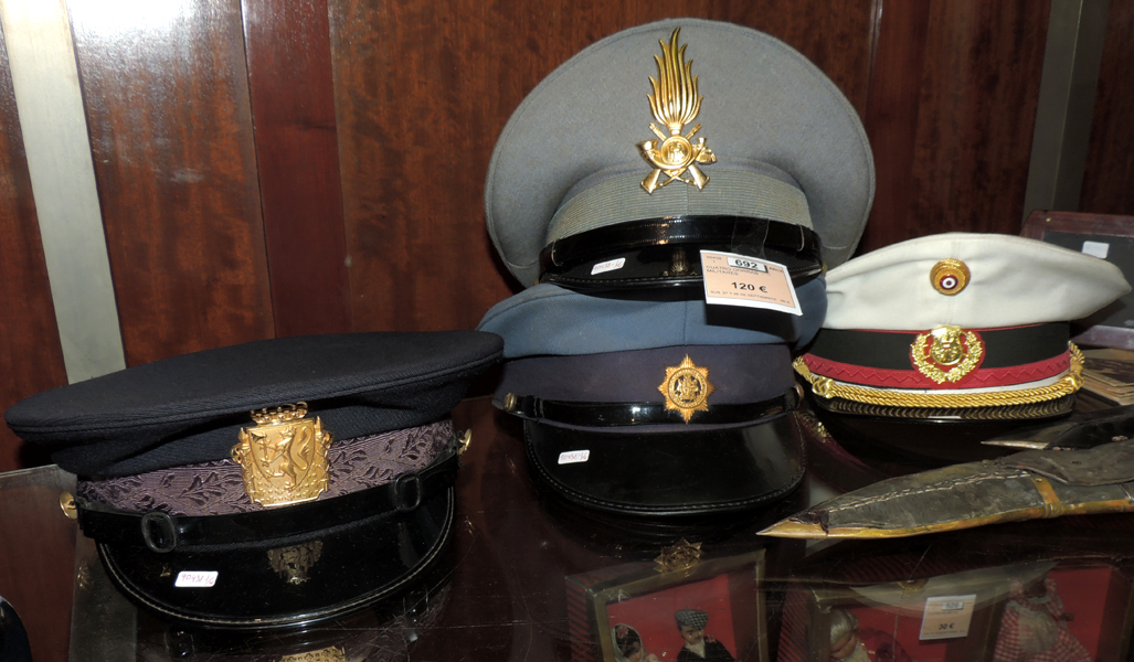 CUATRO GORRAS MILITARES