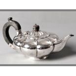 A WILLIAM IV SILVER TEAPOT, LONDON 1832, SAMUEL HENNELL & JOHN TERRY, hinged top with removable