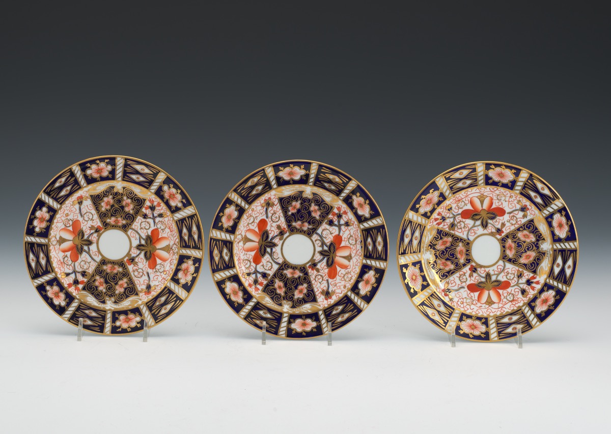 Twelve Royal Crown Derby Imari Plates - Image 11 of 20