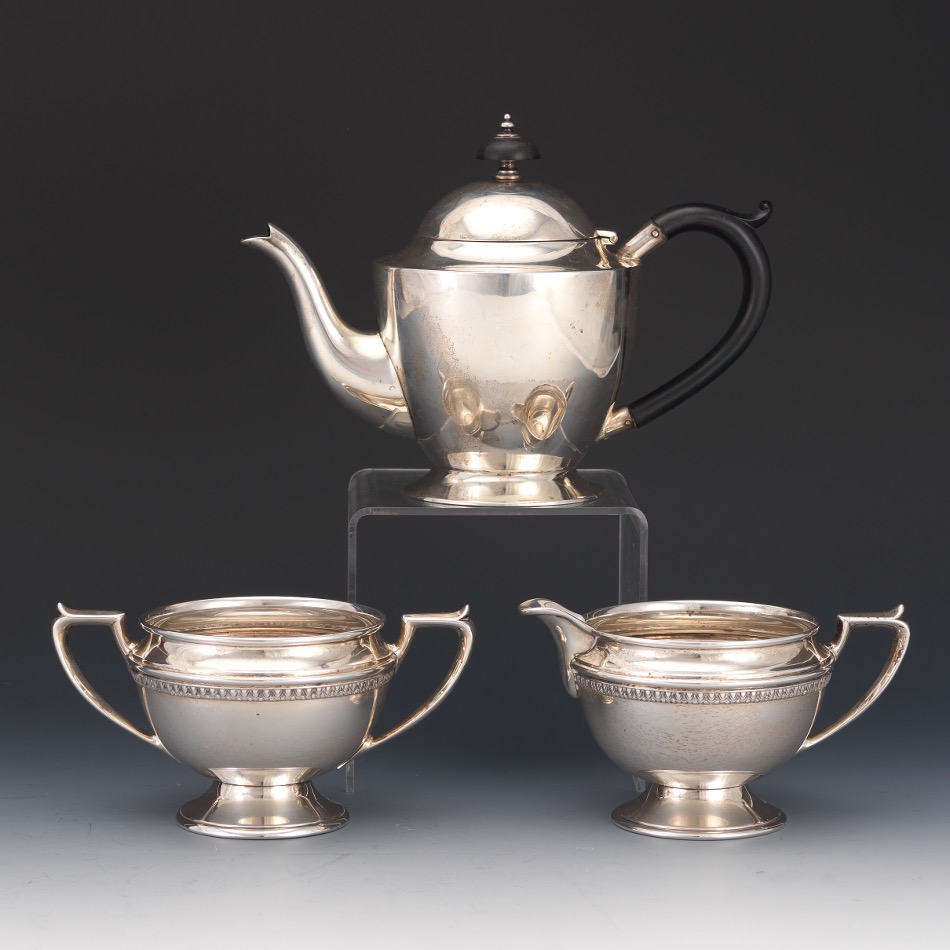 A Lot of Lee & Wigfull for Sheffield Sterling Silver Teapot and Sterling Silver Creamer and Sugar B - Image 3 of 6