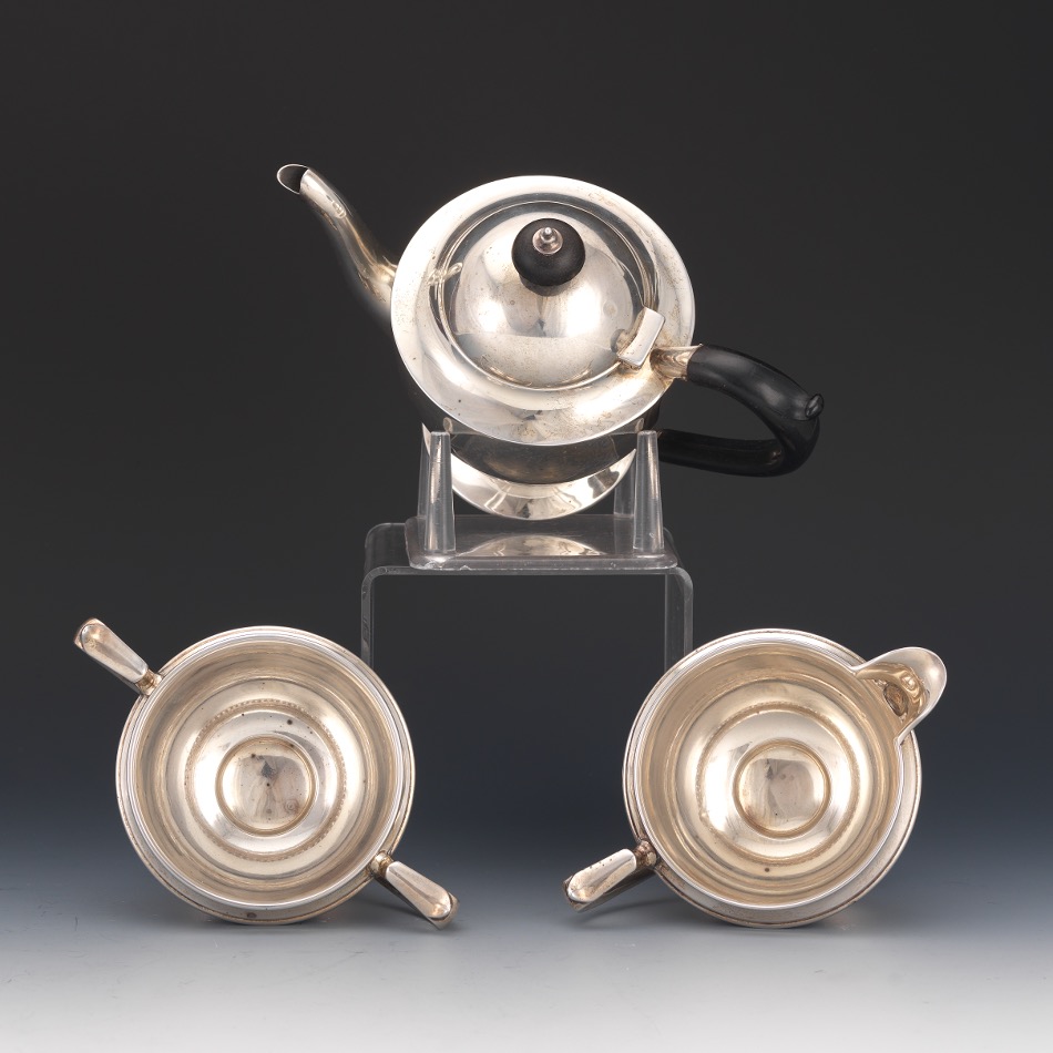 A Lot of Lee & Wigfull for Sheffield Sterling Silver Teapot and Sterling Silver Creamer and Sugar B - Image 5 of 6