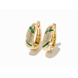 Pair of WEMPE Creoles with Diamonds and Carré Cut Emeralds, 18K18 karat yellow gold (tested)