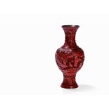 Zinnoberrote Schnitzlack Balustervase mit Gelehrten, 18. Jh. Dunkelroter Schnitzlack über