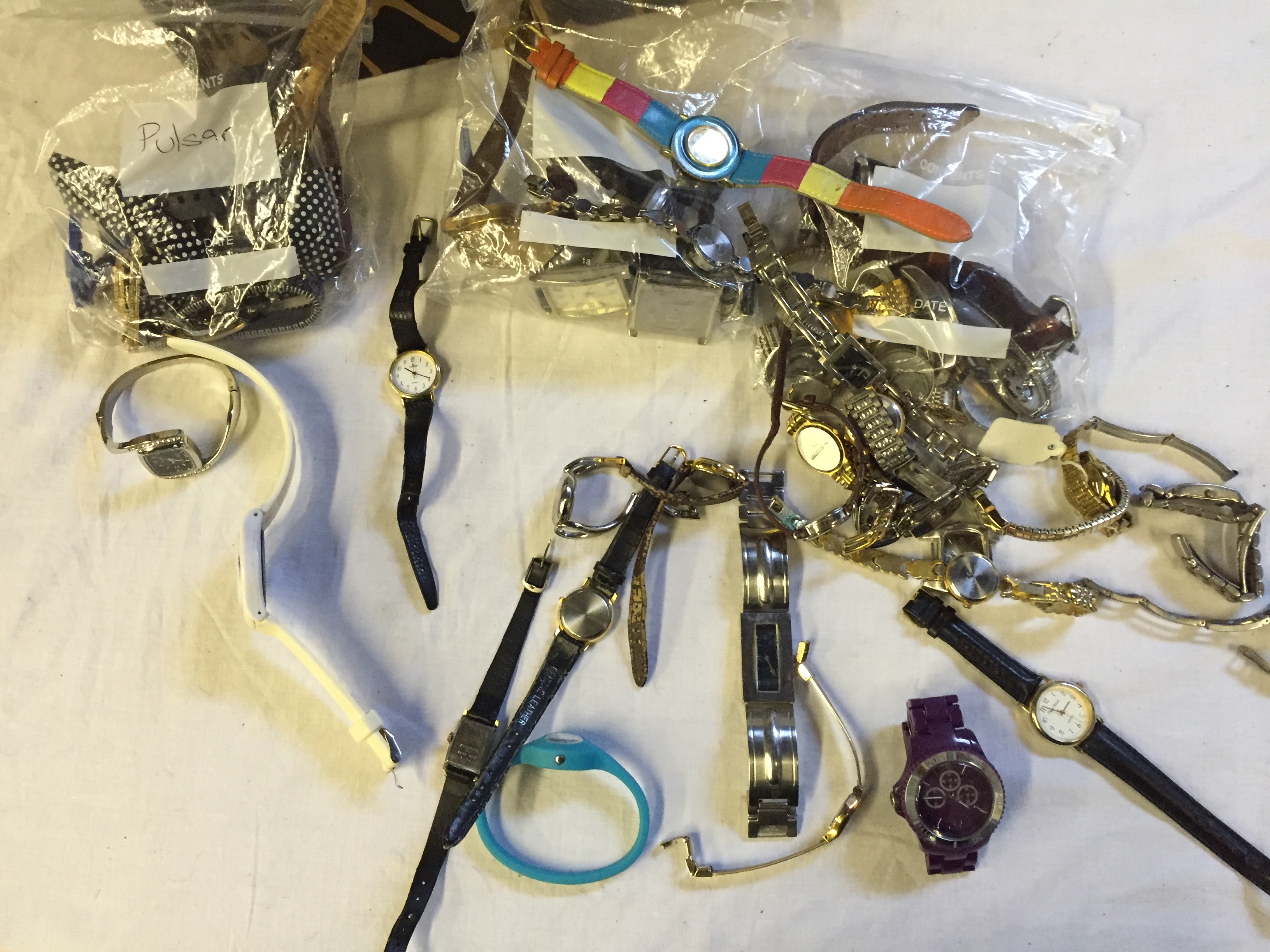 A box of wrist watches. - Image 2 of 3