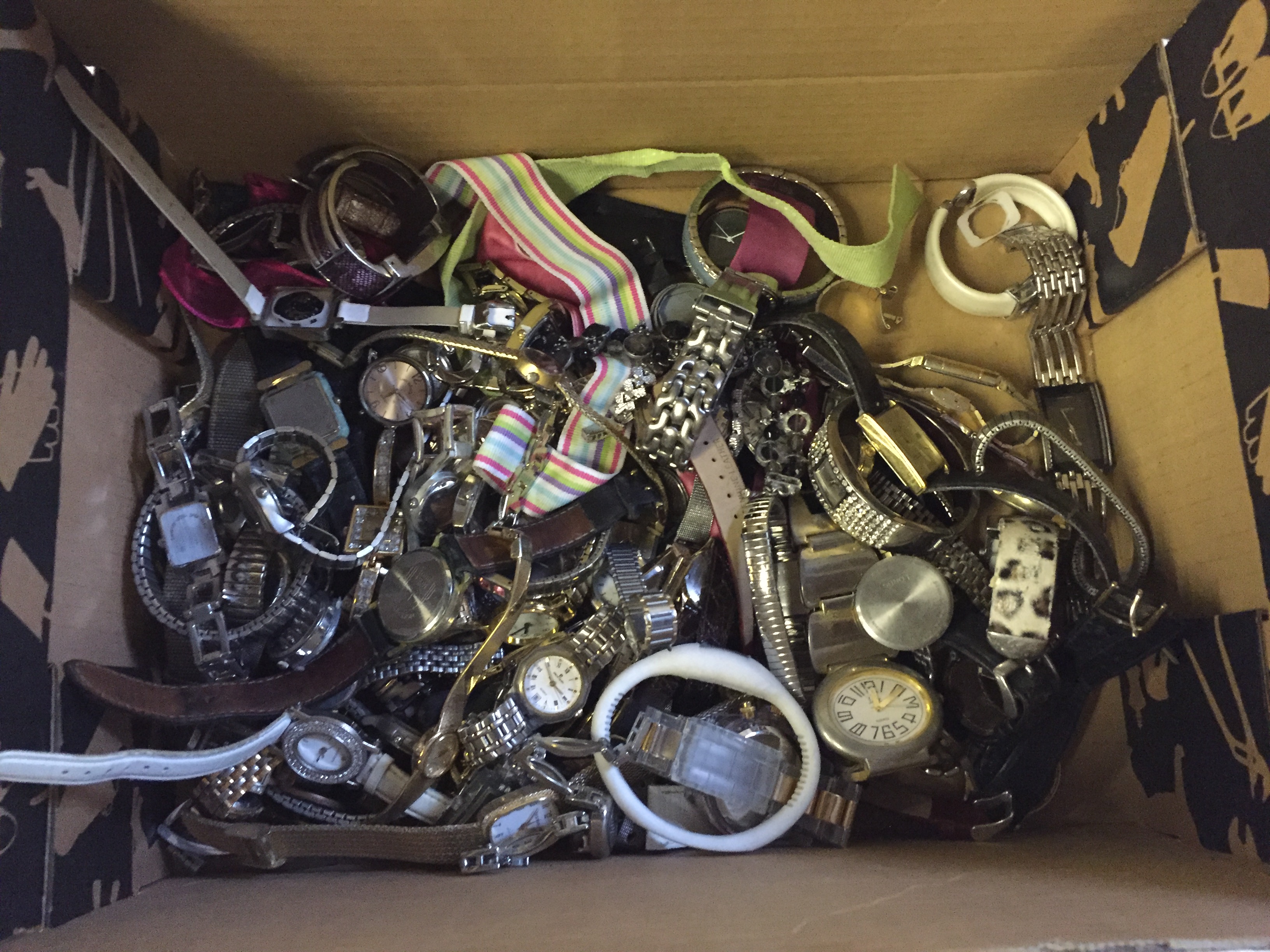 A box of wrist watches. - Image 3 of 3