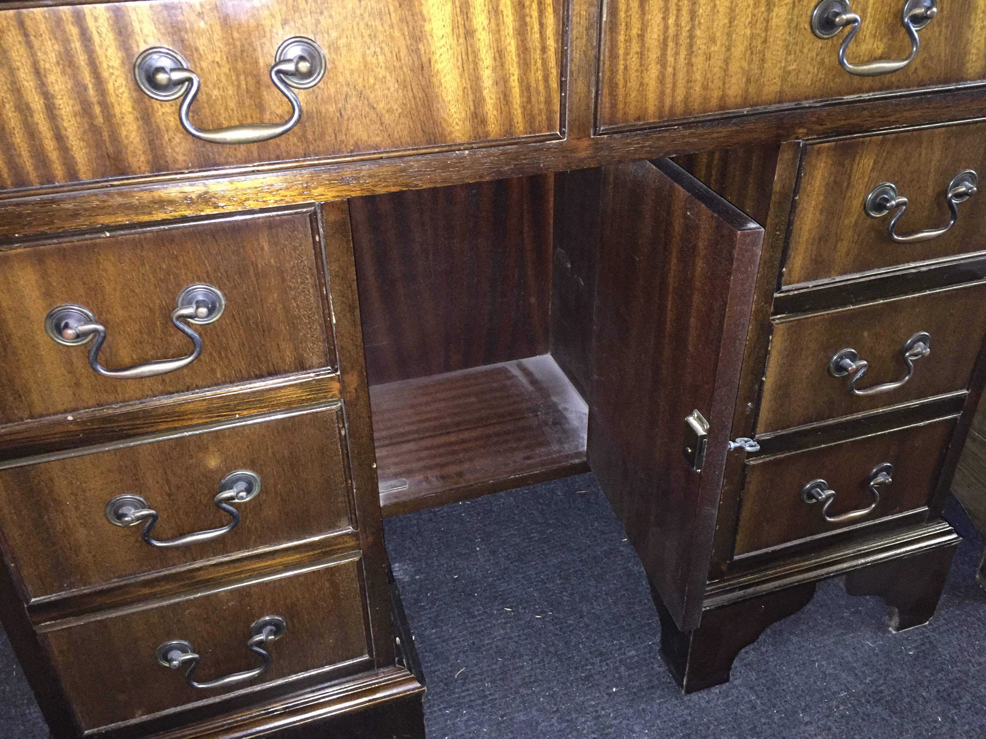 A small pedestal desk with green leather top and two long drawers with three drawers to each - Image 4 of 4