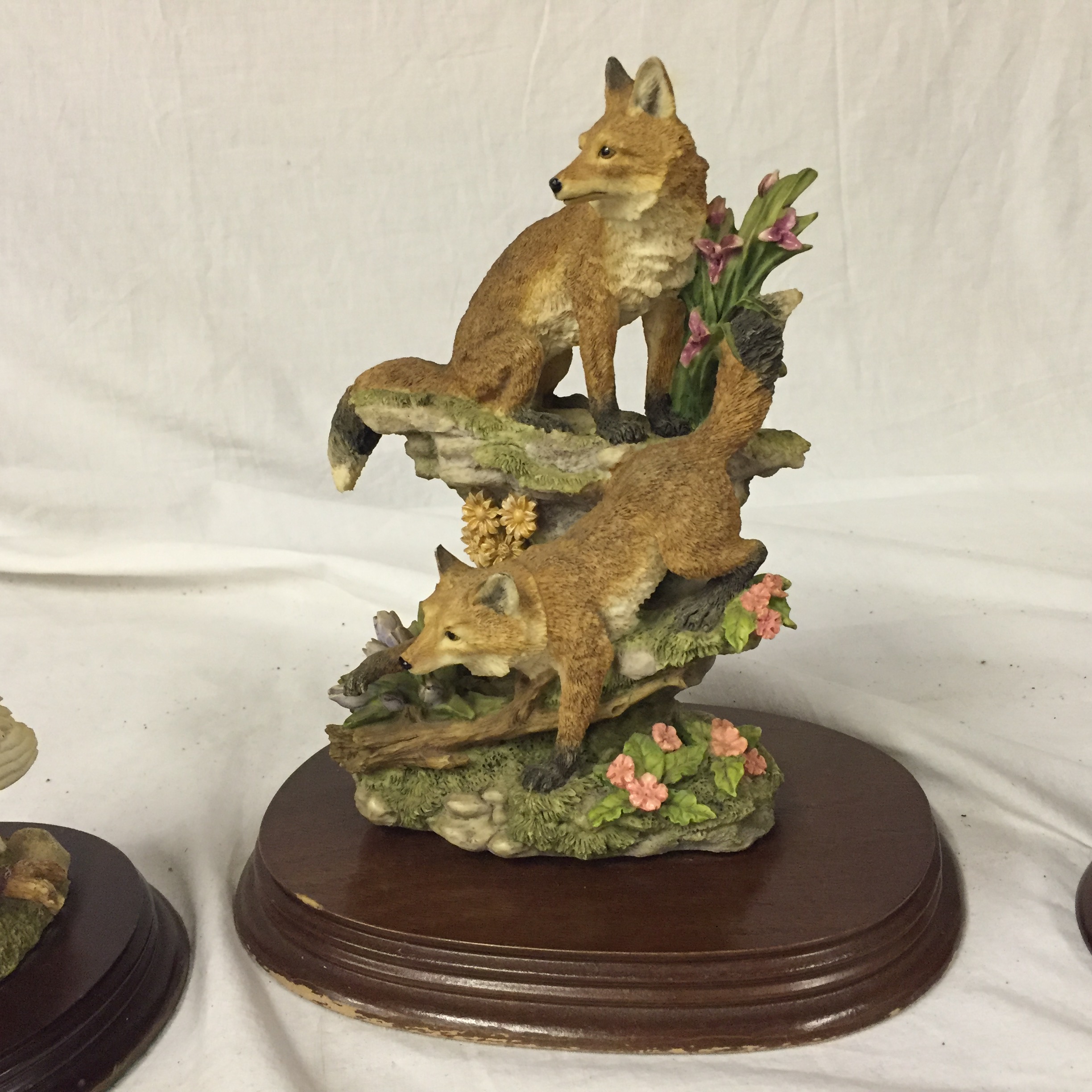 Two collectable owls and a figure of two foxes - Image 2 of 3