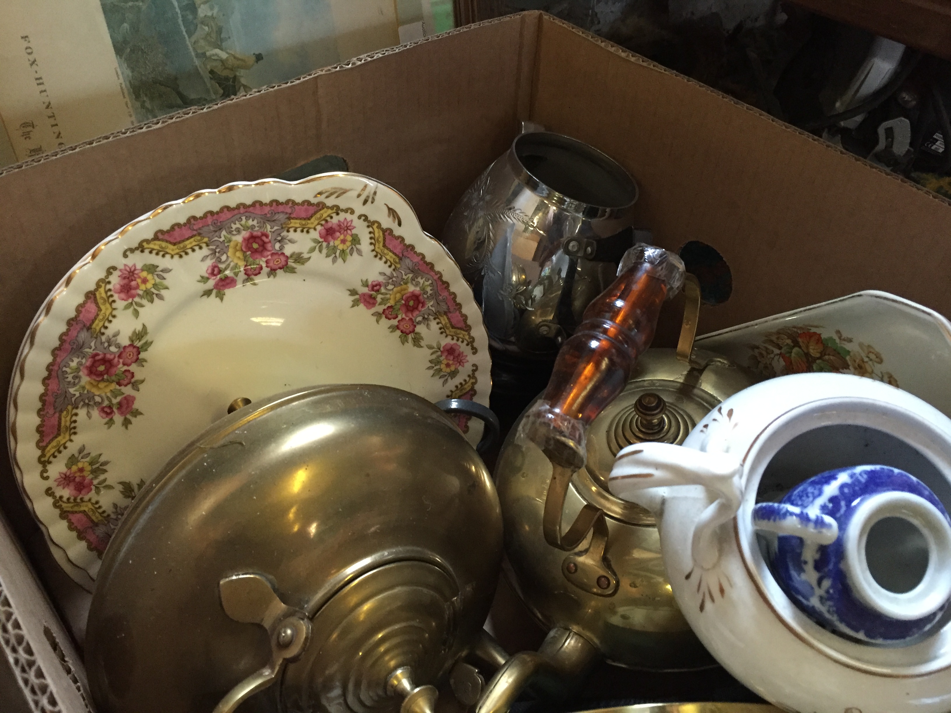 A box containing various ceramics. - Image 2 of 2