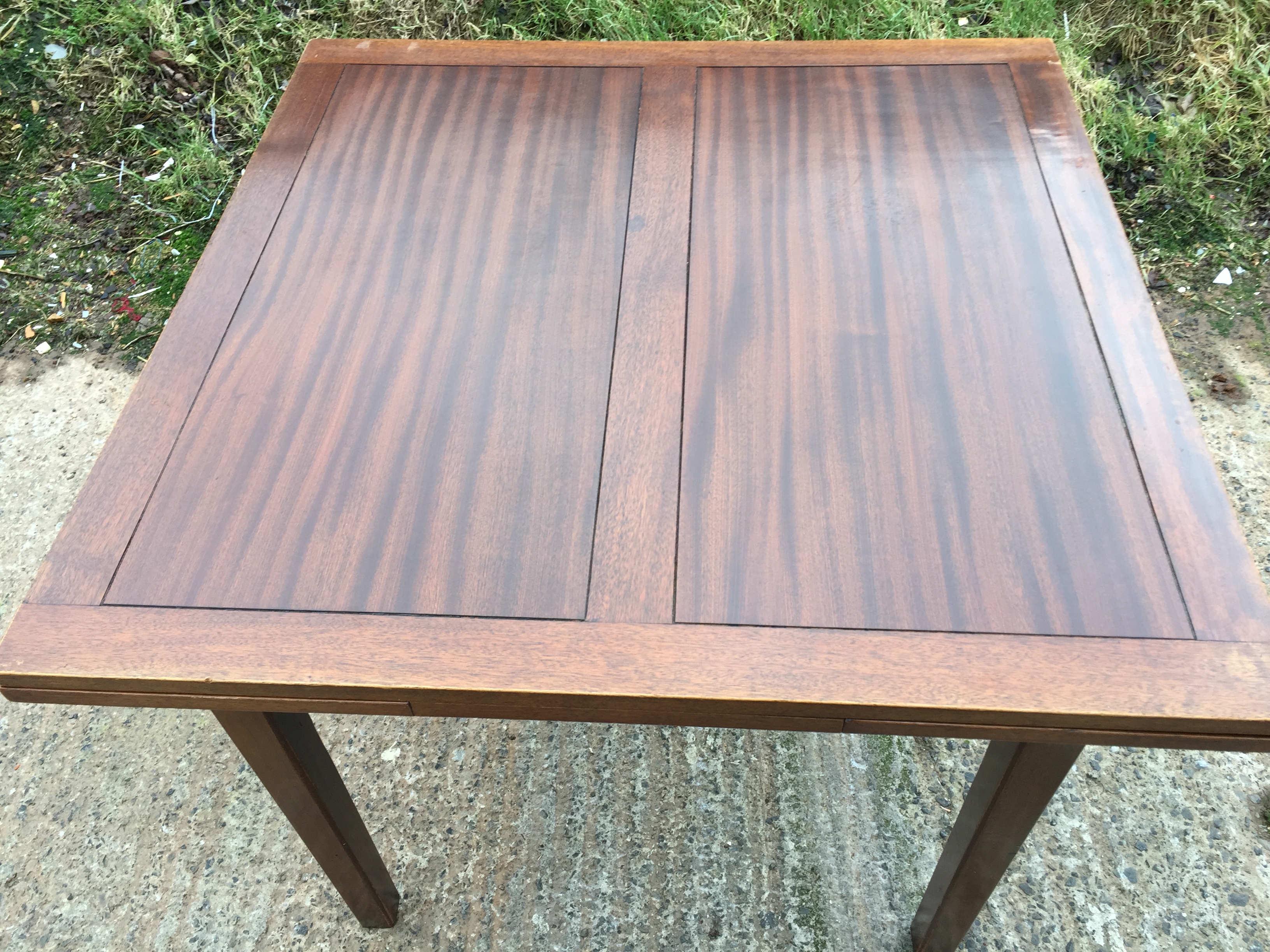 An extending dining table. - Image 2 of 3