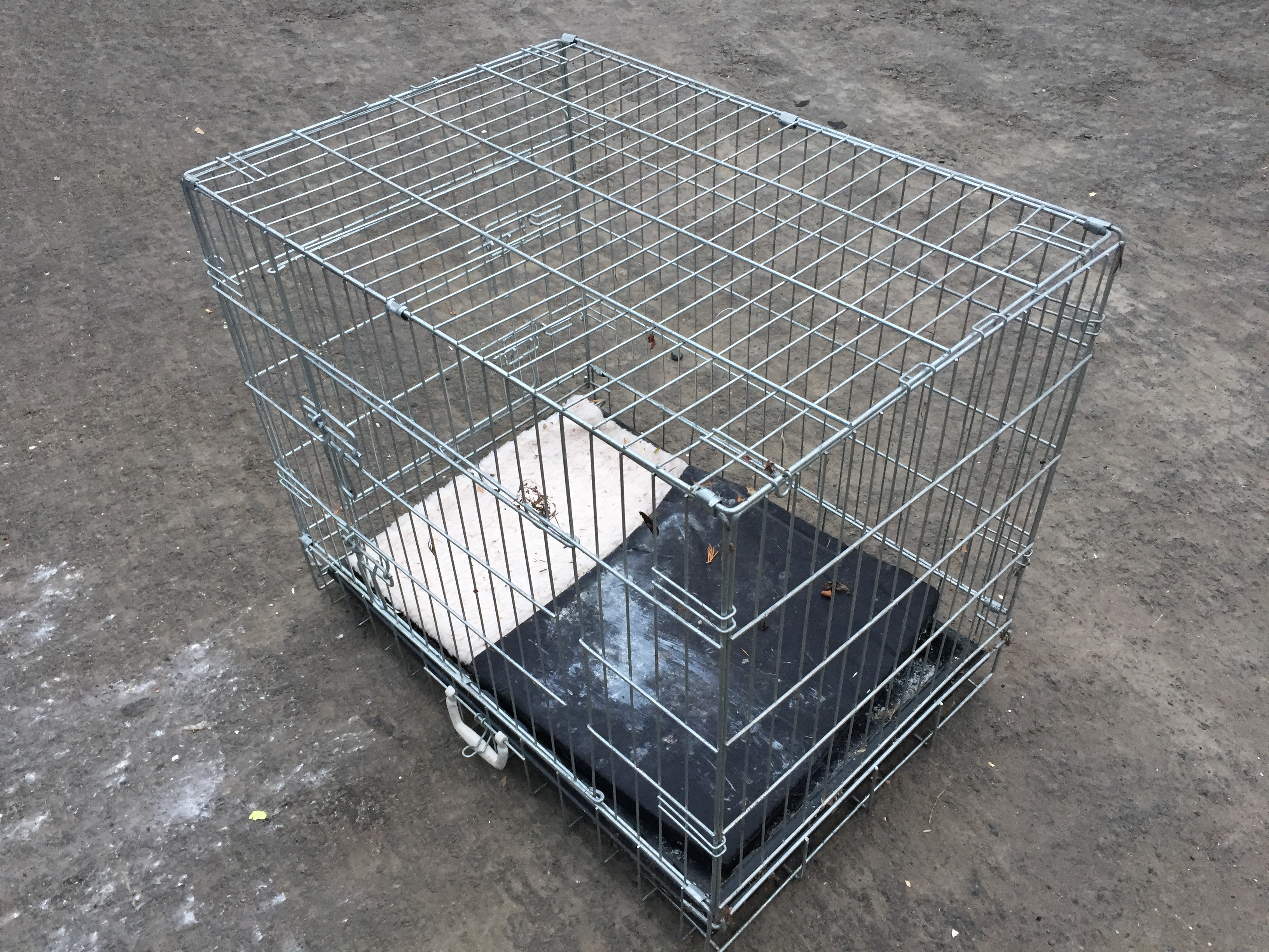 A dog cage. - Image 2 of 2