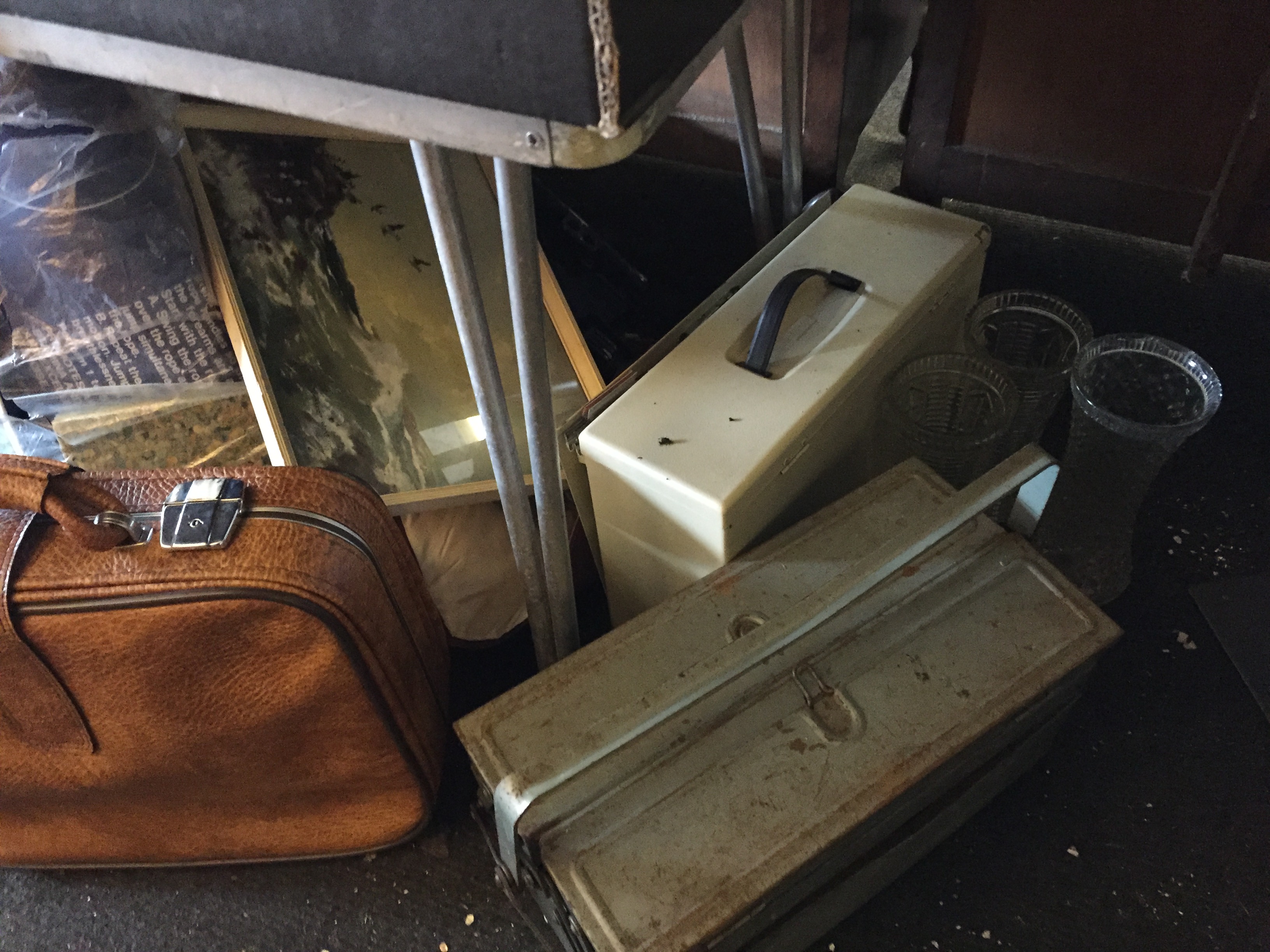 A lot under the table including leather satchels, a tool box glass vases and much much more. - Image 4 of 4