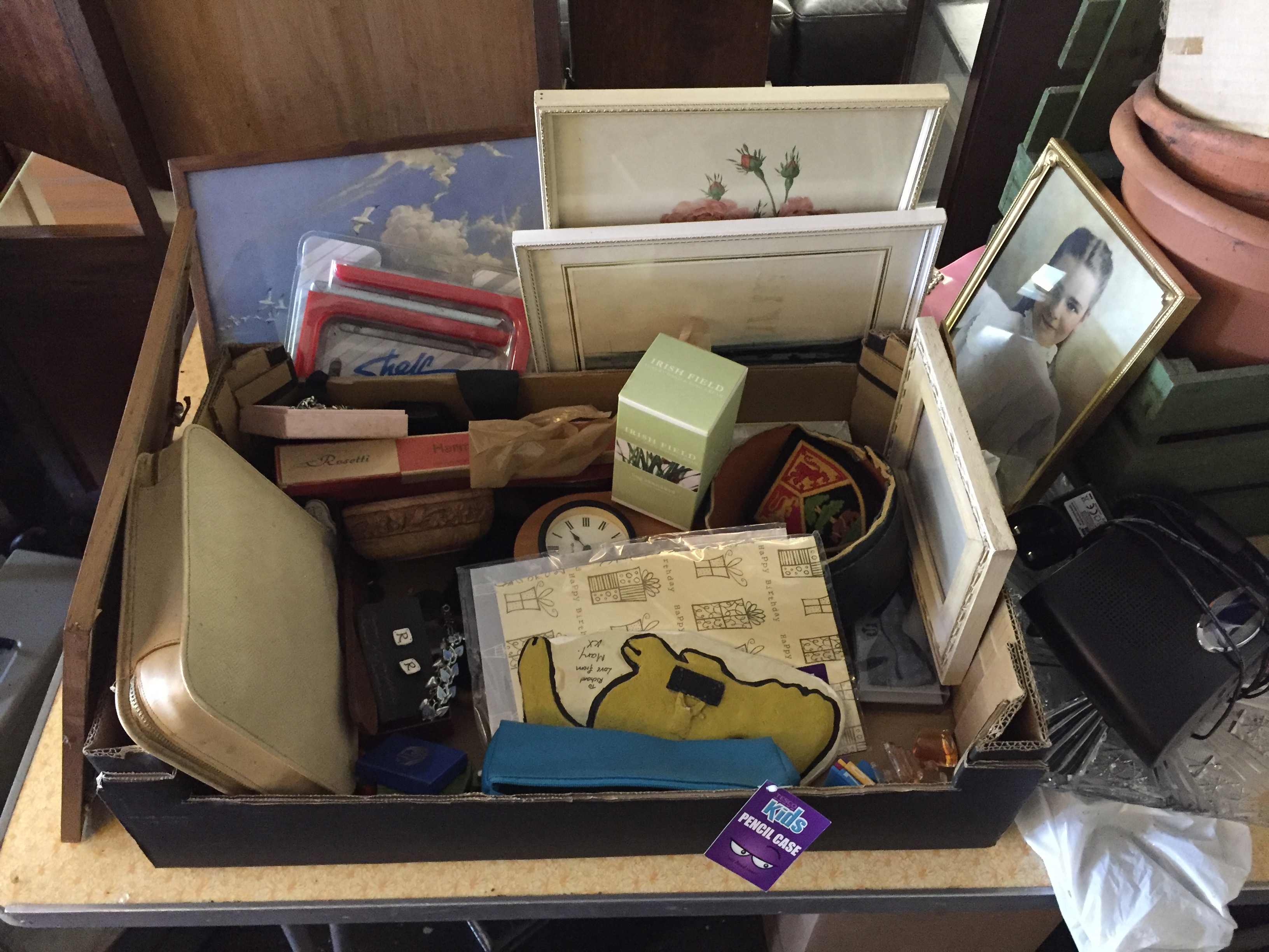A lot on the table consisting of general household items and collectibles. - Image 2 of 3