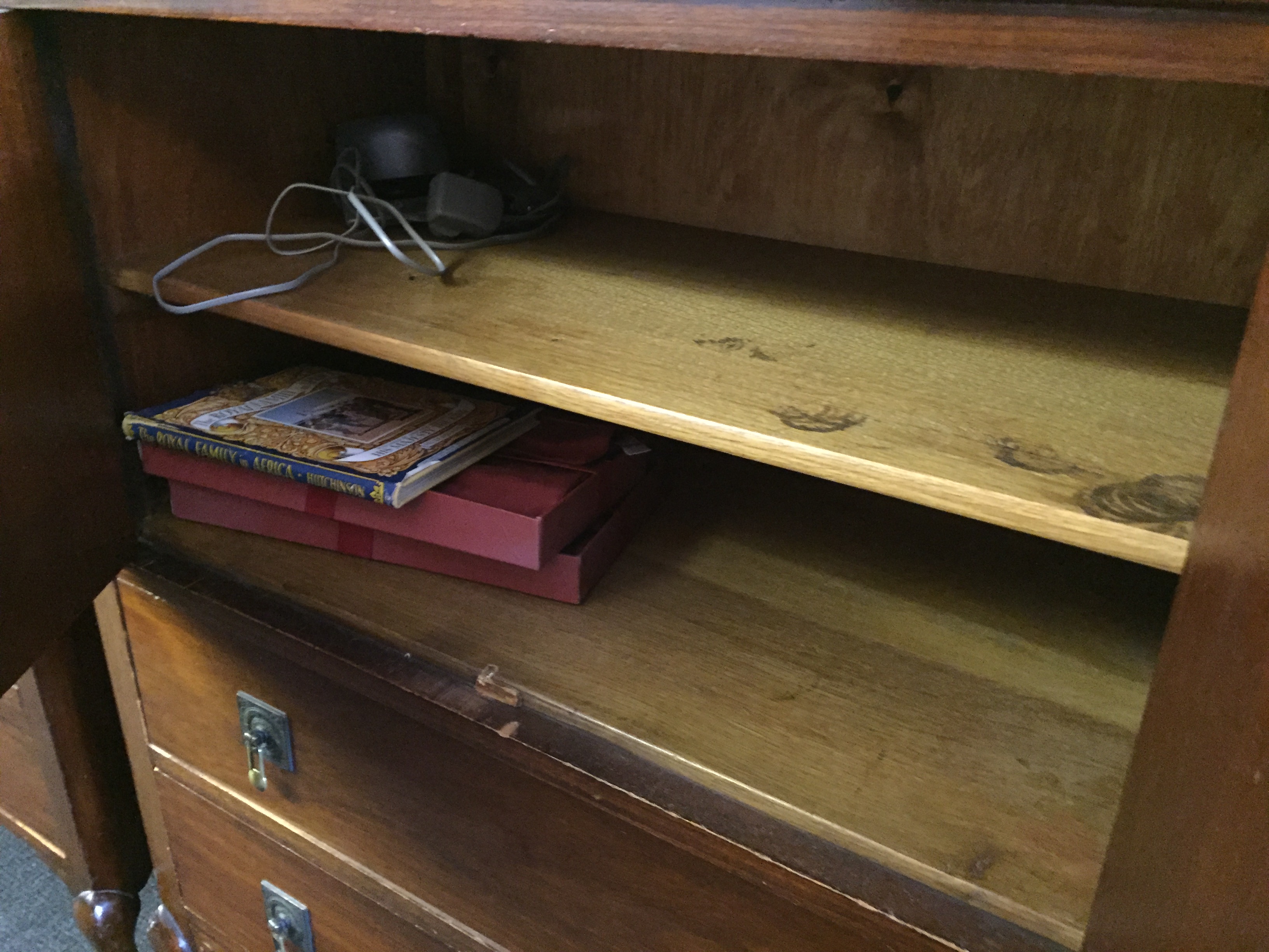 A linen cupboard with two doors over two drawers. - Image 2 of 2