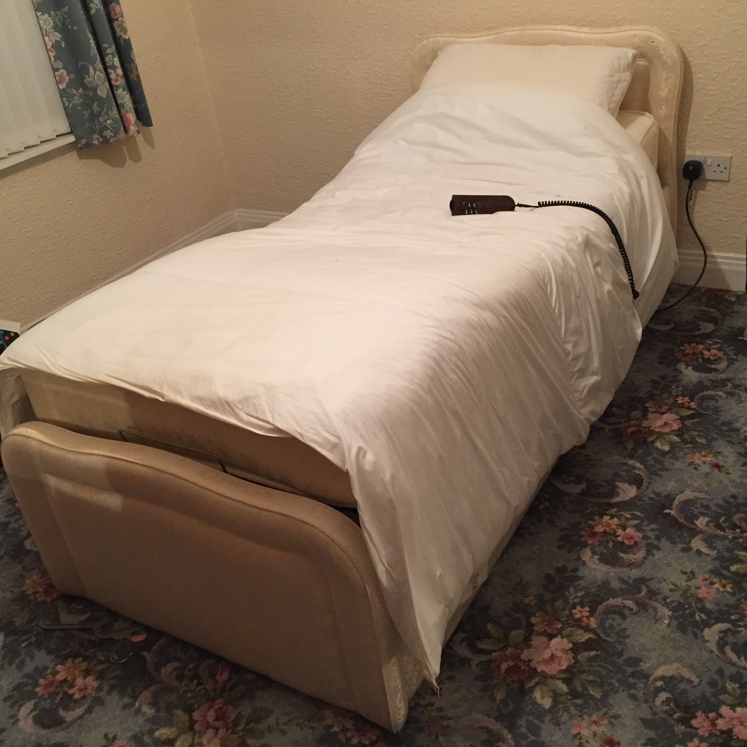 A single fully adjustable Willowbrook electric bed. - Image 2 of 5