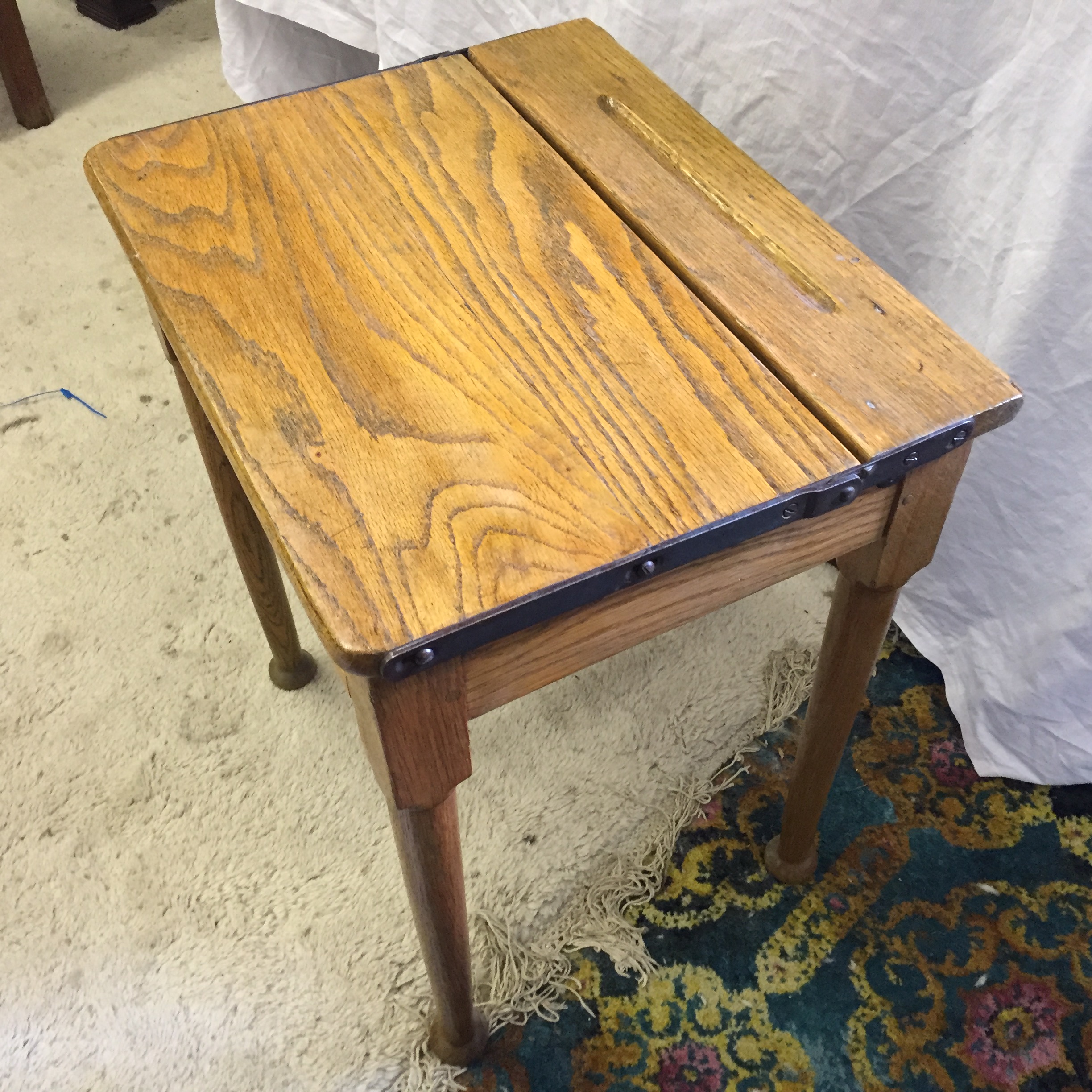 A small child's school desk. - Image 3 of 3