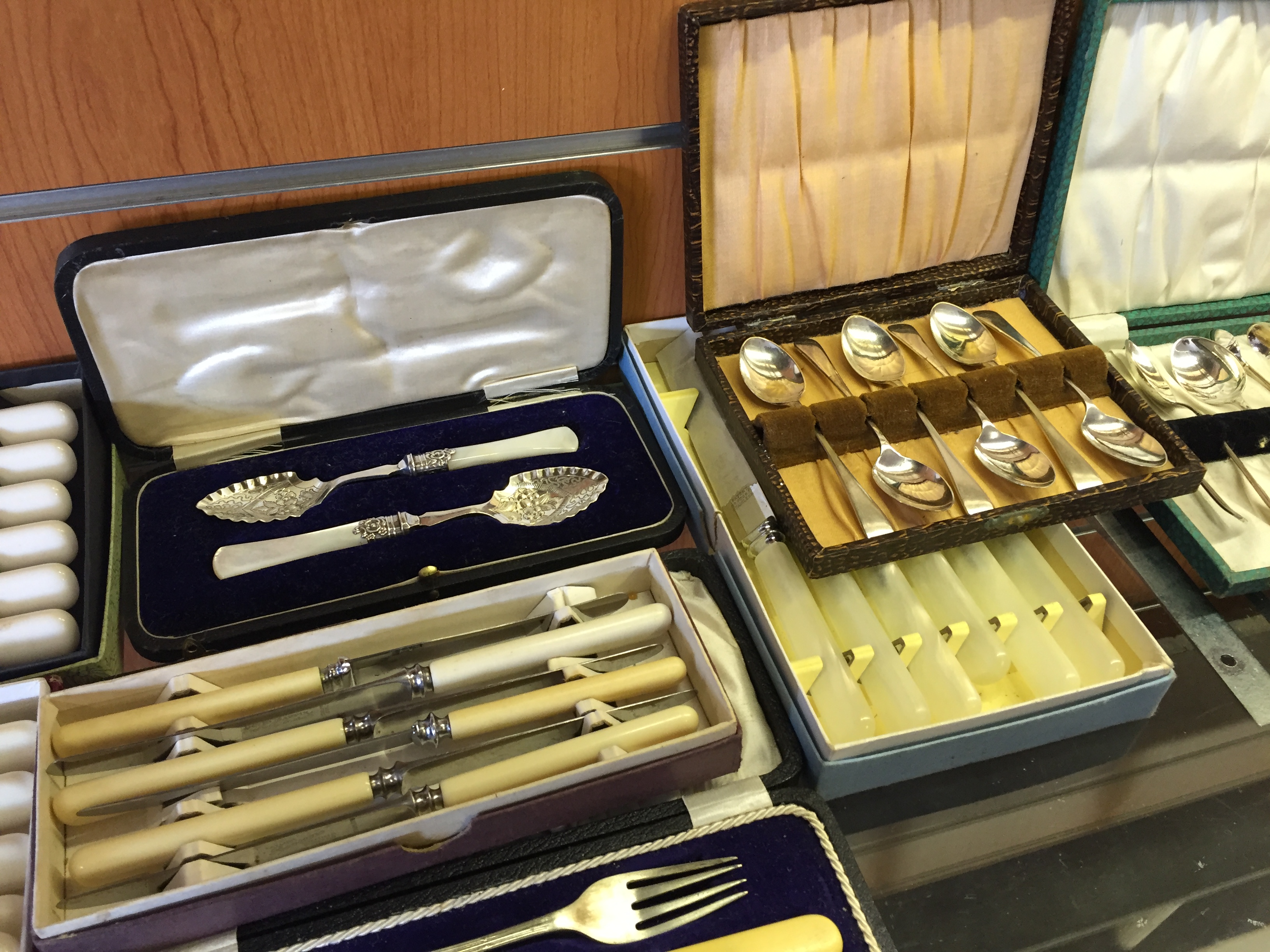 Various boxed flatware and silver plate. - Image 4 of 4