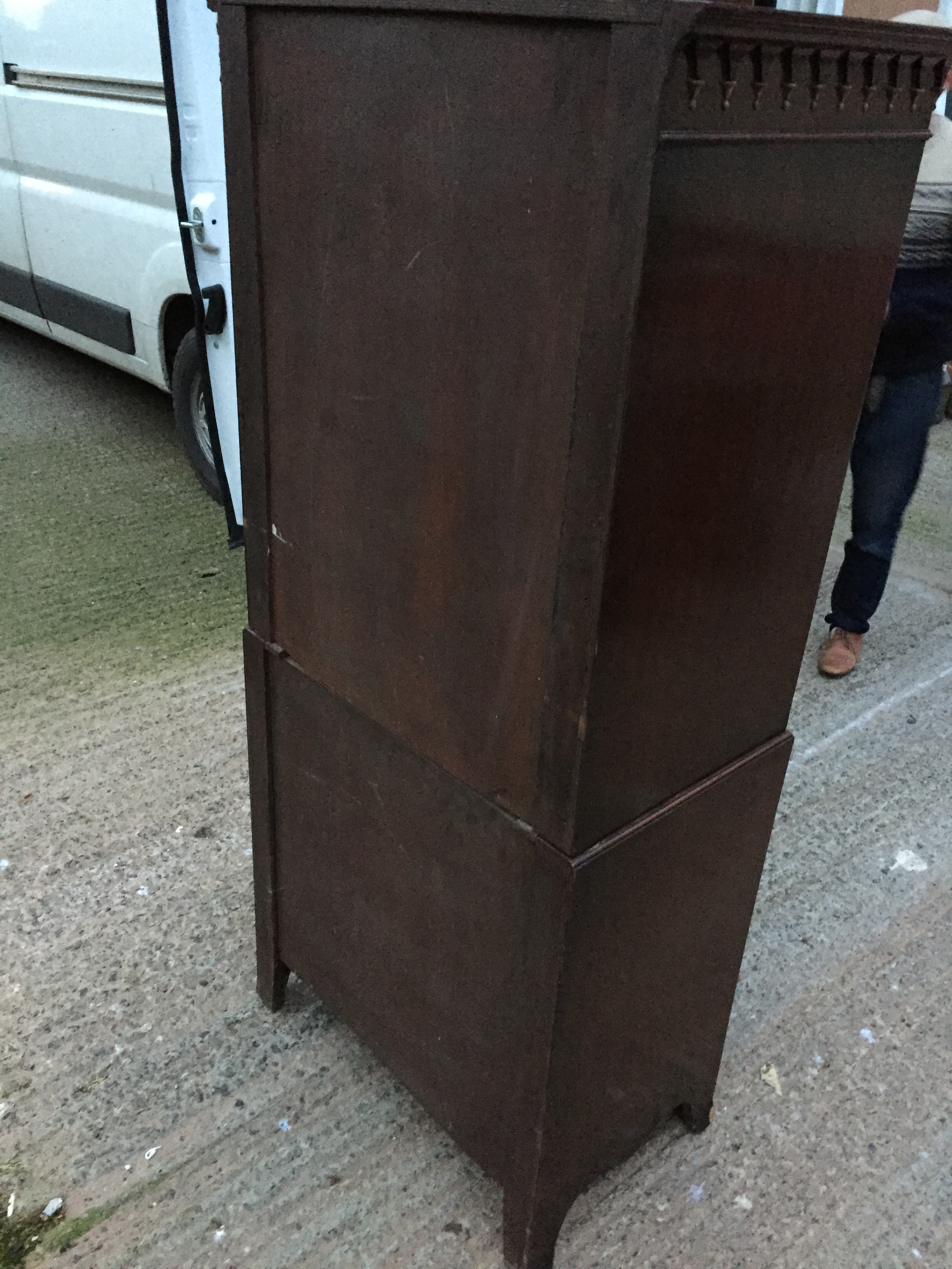 A mahogany bow fronted chest on chest having moulded cornice to top and four graduated drawers to - Image 4 of 8