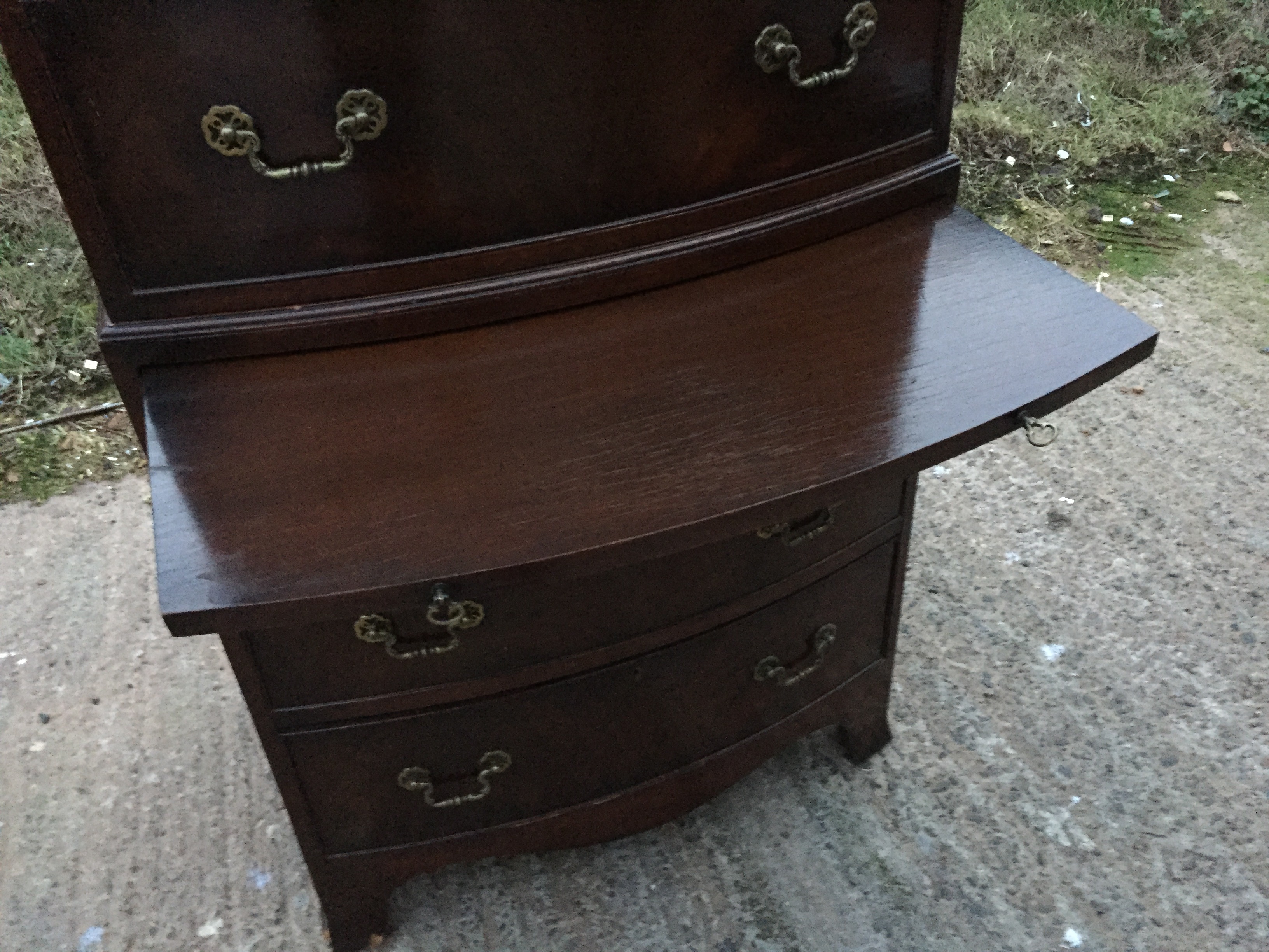 A mahogany bow fronted chest on chest having moulded cornice to top and four graduated drawers to - Image 3 of 8