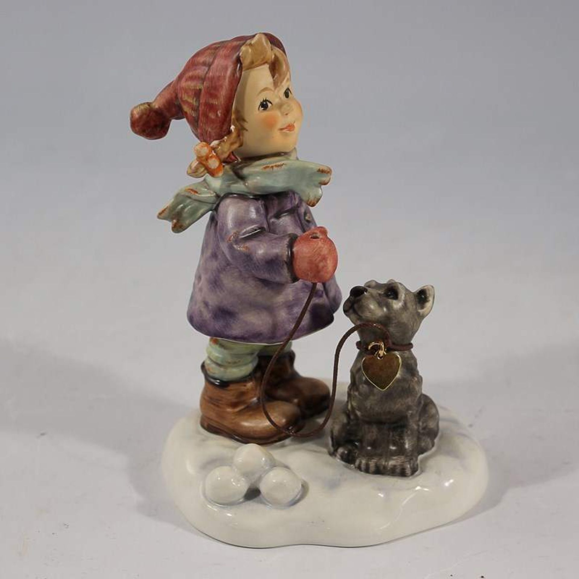 Hummel - Figur gem. Goebel, sign. am Sockel, "Komm jetzt", Nr. 2037, Kind mit Hund auf Schneesockel,