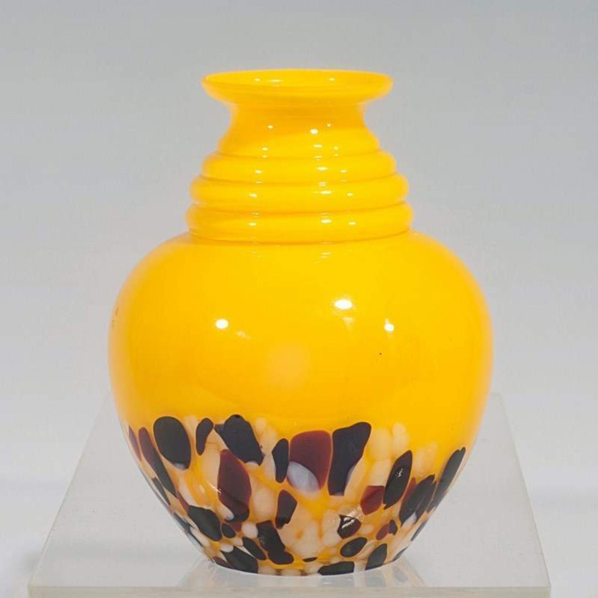 Vase Art dèco um 1920/30, in der Art von Jean Beck München, farbloses Glas gelb unterfangen, z.T.