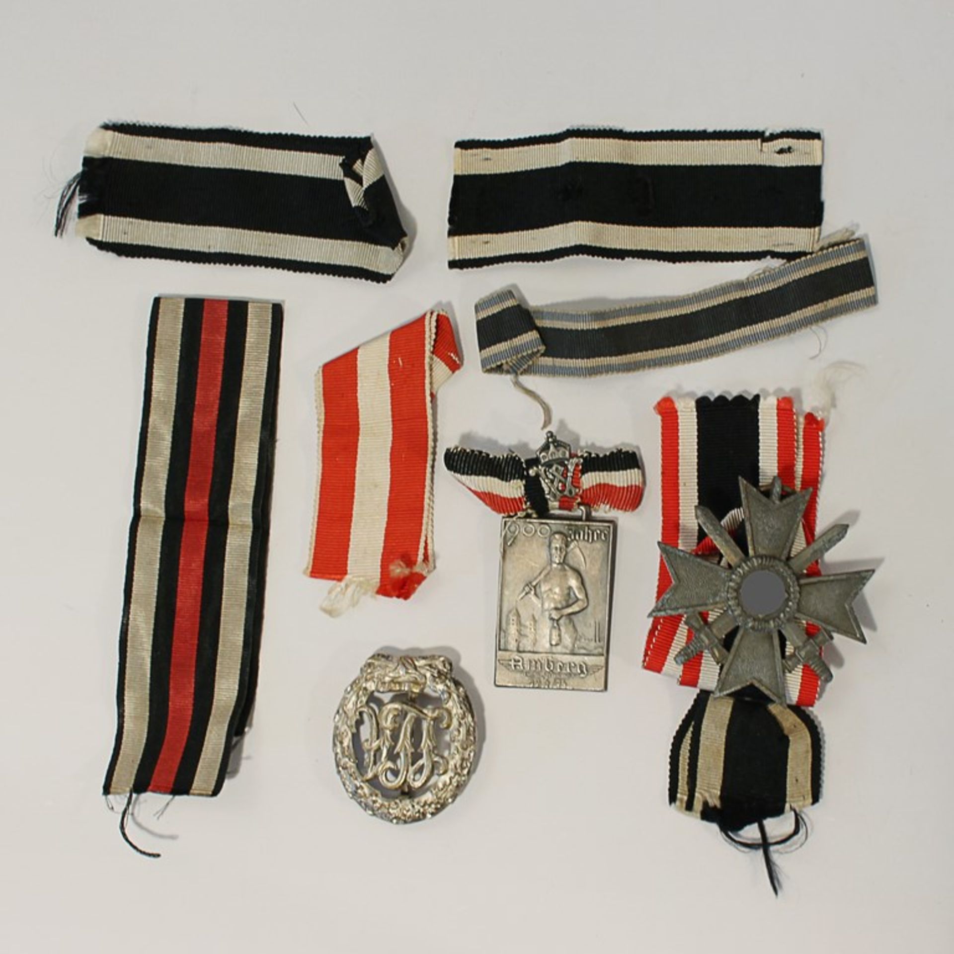 Abzeichen - 3.Reich 3 St., 1 Kriegsverdienstkreuz 2. Klasse mit Schwertern, 1 "900 Jahre Amberg,